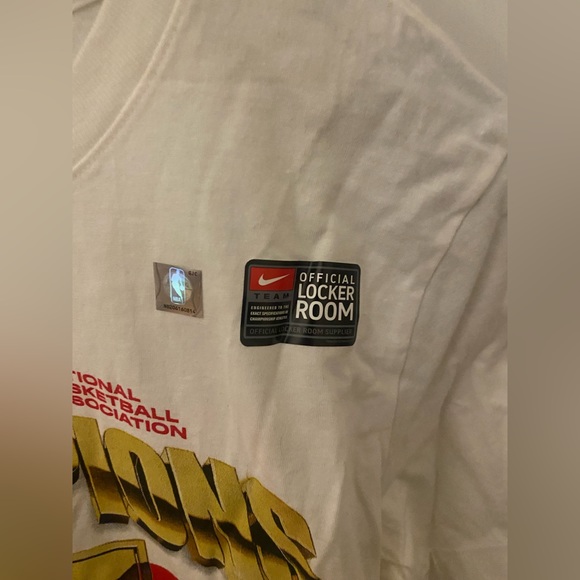 SOLD β Official Raptors tshirt π - size medium new with tags - Picture 2 of 3